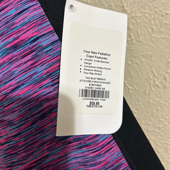 Women’s NWT Fabletics cropped leggings size S - Picture 2 of 4